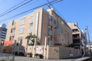 um grande edifício de tijolos ao lado de uma rua em ホテルシエル em Himeji