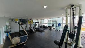 un gimnasio con cintas de correr y máquinas en una habitación en Apê com vista espetacular no Edif. Mr. Roterdam en Caruaru