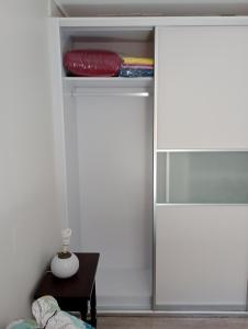 un armario con una puerta de cristal y una mesa en Departamento nuevo 1D1B estacionamiento privado gratis en Viña del Mar