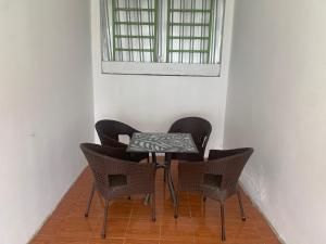 uma mesa e cadeiras num quarto com uma janela em Vang Vieng Lily Backpackers Hostel em Vang Vieng