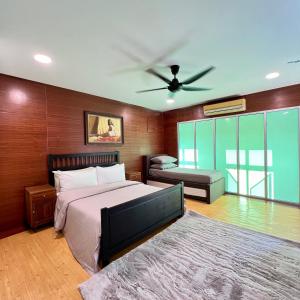 a bedroom with a bed and a ceiling fan at Pertak Malai @ Kuala Kubu Bharu in Kuala Kubu Baharu