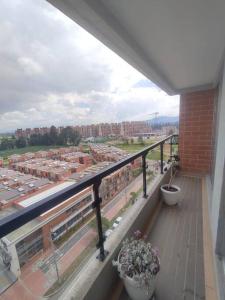 een balkon met twee potplanten op een gebouw bij Disfruta de una vista hermosa. in Mosquera