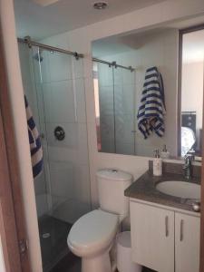 een badkamer met een toilet, een wastafel en een douche bij Disfruta de una vista hermosa. in Mosquera