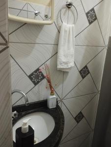 a small bathroom with a toilet and a towel at Apartamento encantador em Lagoinha Paraipaba/CE in Tigre