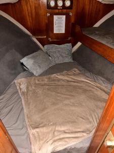 łóżko na tyłach łodzi w obiekcie Andrea house’s w Barcelonie