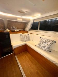 um pequeno barco com duas almofadas num barco em Andrea house’s em Barcelona