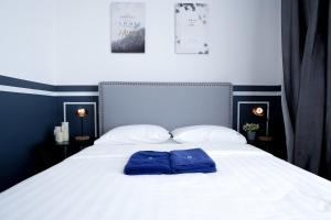2 cuscini blu posti sopra un letto di ITCC Manhattan Suites by Pinstay Premium a Donggongon