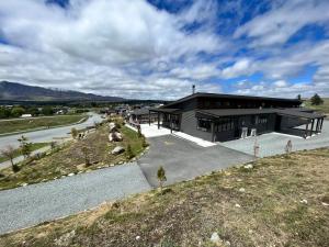 een luchtzicht op een huis met een weg bij Tekapo Ski Club Retreat in Lake Tekapo