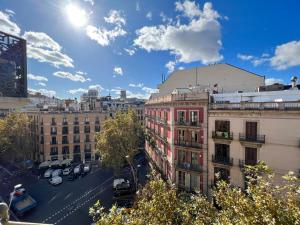 - une vue sur une ville avec des bâtiments et un ciel bleu dans l'établissement Stay U-nique Apartment Pau Claris, à Barcelone