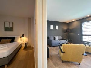 sypialnia oraz salon z łóżkiem i kanapą w obiekcie Stay U-nique Apartment Pau Claris w Barcelonie