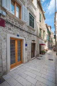 El barrio en el que está el departamento o un barrio cercano