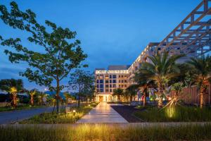 三亞的住宿－三亚海棠湾茅台度假村茅台典品酒店，享有棕榈树的建筑美景