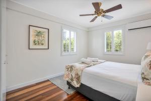 Postel nebo postele na pokoji v ubytování Surfside Beach House 23 Rainbow Shores Aircon Walk To Beach Pool + 19 fotografií