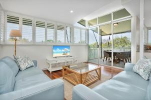 TV a/nebo společenská místnost v ubytování Surfside Beach House 23 Rainbow Shores Aircon Walk To Beach Pool