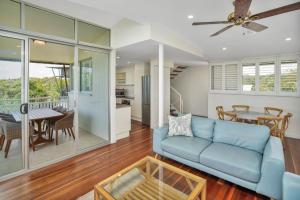 Posezení v ubytování Surfside Beach House 23 Rainbow Shores Aircon Walk To Beach Pool