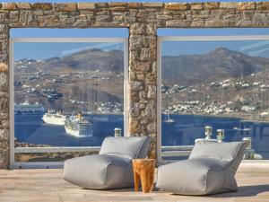 Pokój z dwoma łóżkami przed dwoma dużymi oknami w obiekcie Villa Petrolefko By Ethos Hospitality w mieście Ornos
