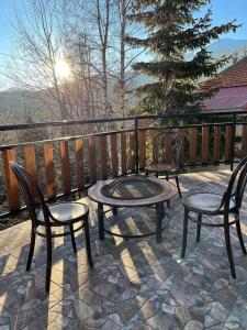 dwa krzesła i stół na patio w obiekcie Winterheim Sonnenberg w mieście Tetowo