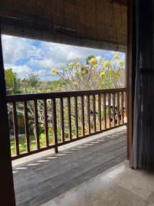 balkon z widokiem na drzewo w obiekcie Villa Gekyu w mieście Jimbaran