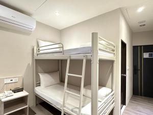 a bunk bed room with two bunk beds in it at 福棧 Full.Inn in Dajia