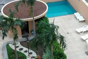 una vista aérea de una casa con palmeras y una piscina en Apartamento 2 quartos sendo 1 Suíte, en Pindamonhangaba