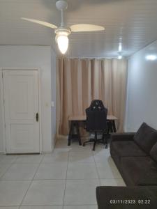 een woonkamer met een bank en een tafel bij Casa com wi-fi - Próxima à Universidade e Oktoberfest in Marechal Cândido Rondon