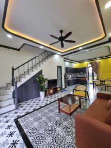 - un salon avec un canapé et une table dans l'établissement Quê hương Villa (Indochine Villas Tam Chau), à Bảo Lộc