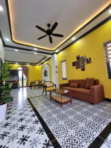- un salon avec un canapé et une table dans l'établissement Quê hương Villa (Indochine Villas Tam Chau), à Bảo Lộc