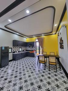- une cuisine avec une table et des chaises dans la chambre dans l'établissement Quê hương Villa (Indochine Villas Tam Chau), à Bảo Lộc