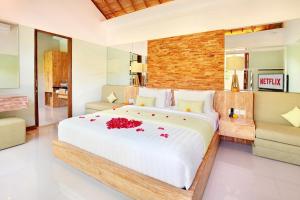 Postel nebo postele na pokoji v ubytování Manca Villa Canggu by Ini Vie Hospitality