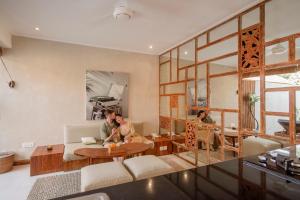 Posezení v ubytování Manca Villa Canggu by Ini Vie Hospitality