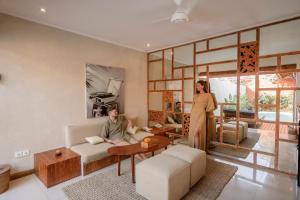 Posezení v ubytování Manca Villa Canggu by Ini Vie Hospitality