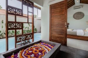 Postel nebo postele na pokoji v ubytování Manca Villa Canggu by Ini Vie Hospitality