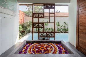 Bazén v ubytování Manca Villa Canggu by Ini Vie Hospitality nebo v jeho okolí