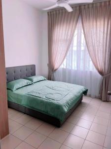 1 dormitorio con cama y ventana grande en The Halt Putrajaya, en Putrajaya
