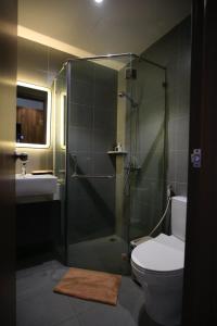 ein Bad mit einer Dusche, einem WC und einem Waschbecken in der Unterkunft Cityhouse Villea in Ho-Chi-Minh-Stadt