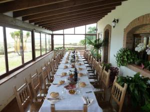 a long long table in a room with windows at Casa Rural Las Canteras in Trujillo