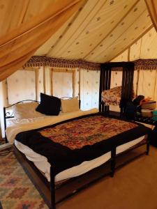 sypialnia z 2 łóżkami w pokoju w obiekcie Charisma Desert Camping w mieście Jaisalmer