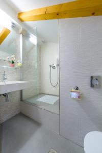 Un baño de Villa Valeria 30 fotos más