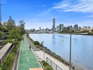 une personne se promenant sur un sentier à côté d'une rivière dans l'établissement Paddington Pad Perfect Position Free Parking Close to transport Unit 2, à Brisbane