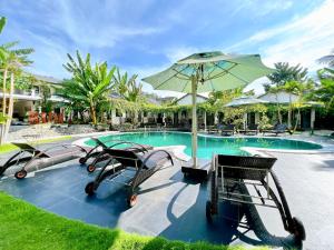 富國的住宿－Rum Resort，一个带椅子和遮阳伞的游泳池