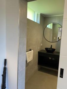 Ένα μπάνιο στο Villa One +7 φωτογραφίες
