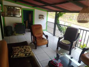 d'un salon avec deux chaises et d'un balcon. dans l'établissement Casa de Campo El Regalo, à Norcasia