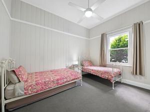 1 Schlafzimmer mit 2 Betten und einem Fenster in der Unterkunft Kilmallie in Maclean