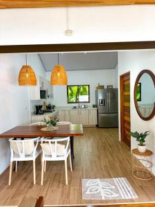 a kitchen and dining room with a table and chairs at Casa Garza, con a/c y wifi in Quepos