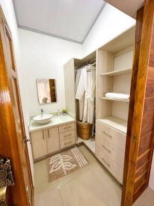 a bathroom with a sink and a mirror at Casa Garza, con a/c y wifi in Quepos