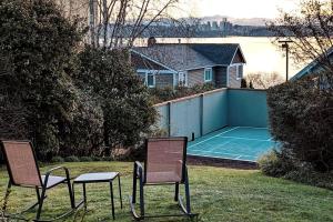 2 sillas y una mesa junto a una pista de tenis en Seasons at Leschi Hillsides, en Seattle