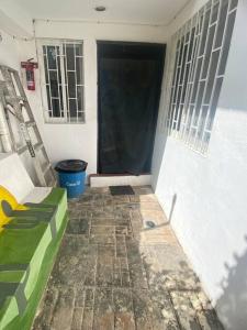 Habitación con puerta y sofá en un edificio en Casa 12 en Campeche