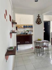 cocina con mesa y sillas en una habitación en Casa 12 en Campeche