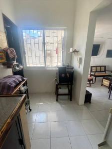 una sala de estar con una habitación grande con ventana en Casa 12 en Campeche