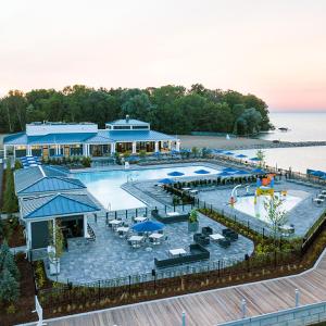 uma vista aérea de um resort com uma piscina em Friday Harbour resort apartment em Innisfil